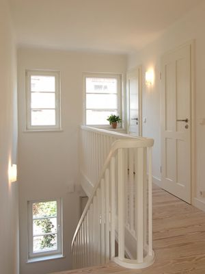 Altbausanierung Architekt: Treppe Wohnhaus neuer Dielenbelag und neue Türen, Aufarbeitung der historischen Treppe