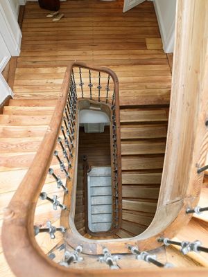 Sanierung Architekt: Treppenhaus Stadthaus: Freilegen der alten Holztreppe