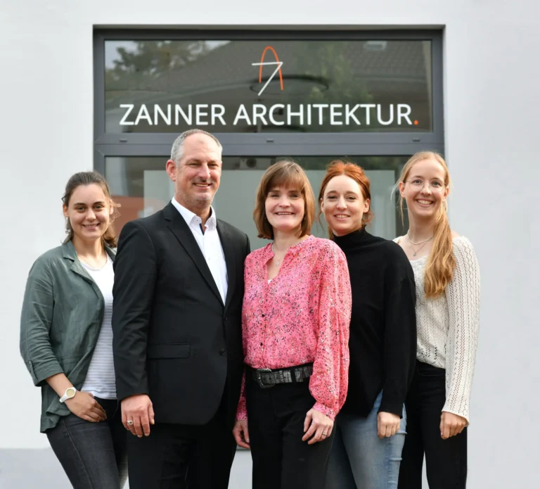 Das Team von Zanner Architektur vor ihrem Bürogebäude