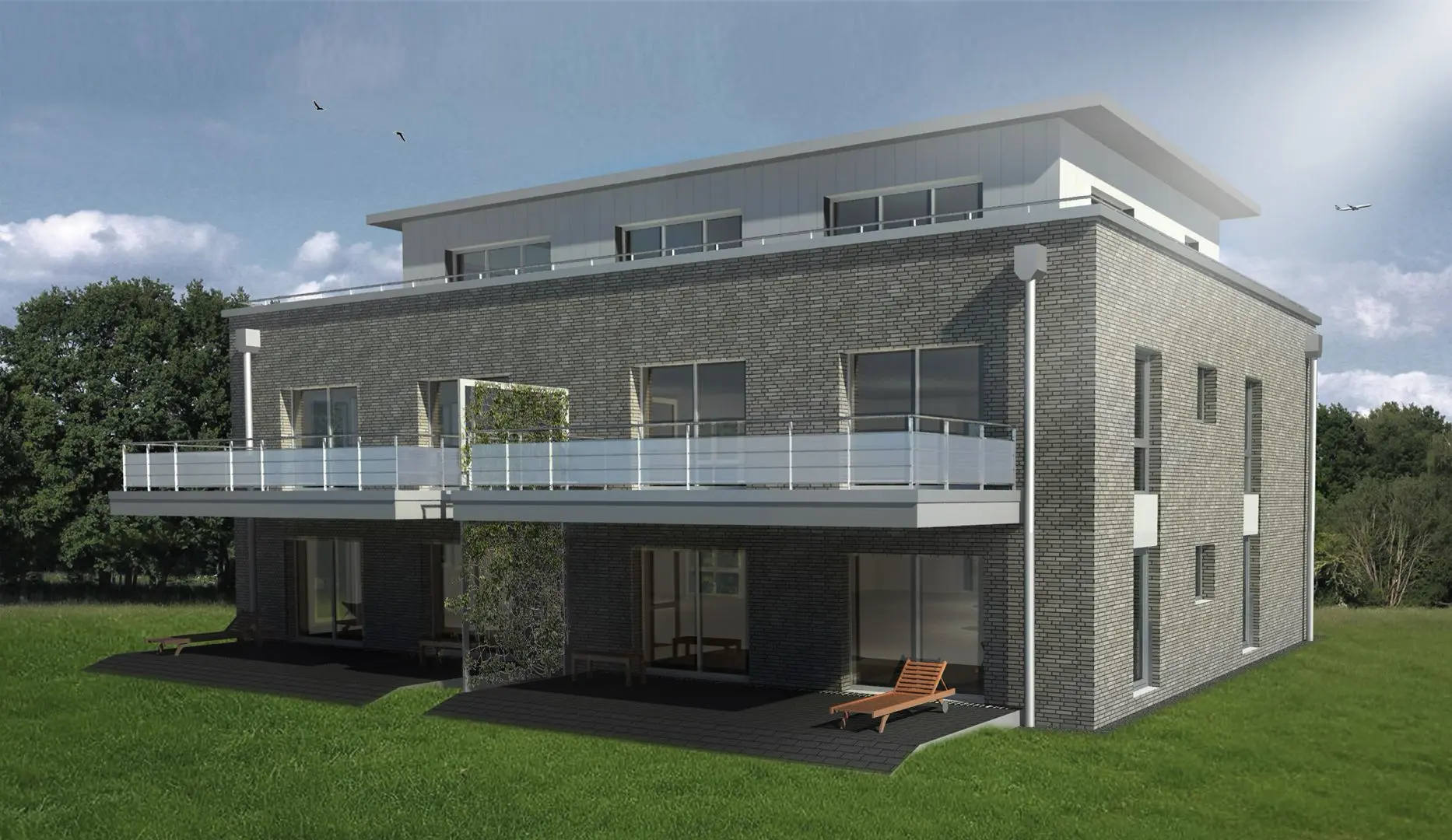 Ein modernes, dreistöckiges Wohnhaus mit dunklem Backstein, großen Fenstern und geräumigen Balkonen, umgeben von grünem Gras und Bäumen unter einem teilweise bewölkten Himmel.